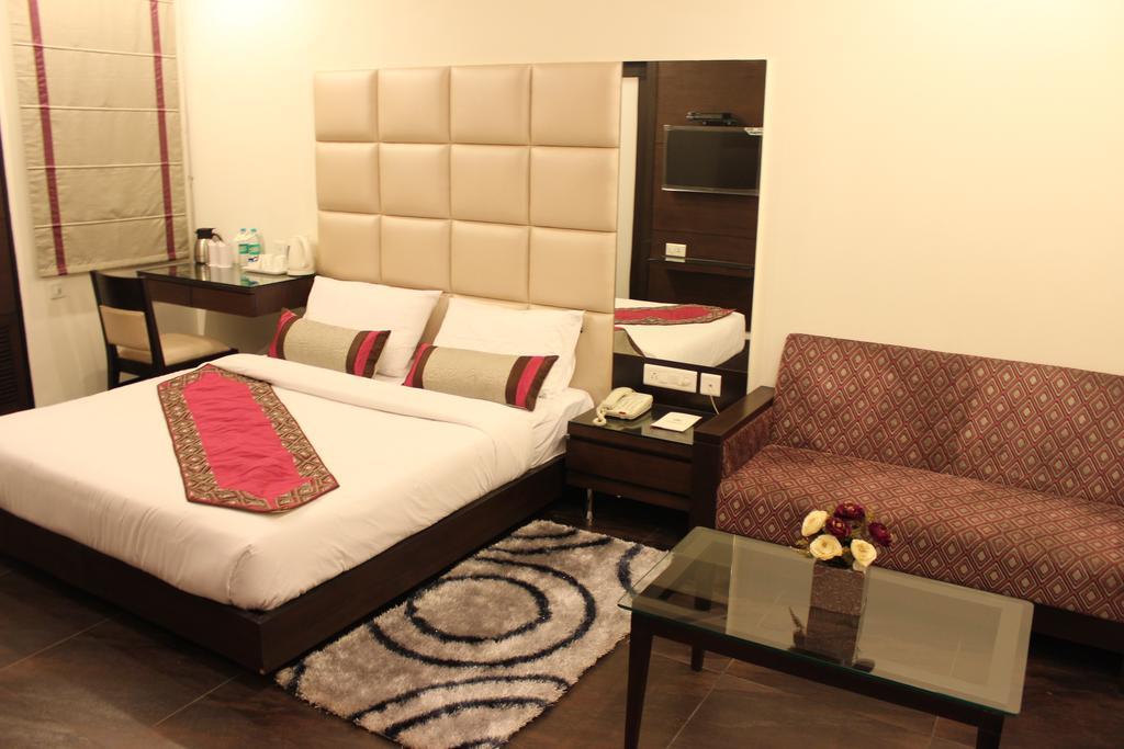 Amrapali Grand Hotel 4*